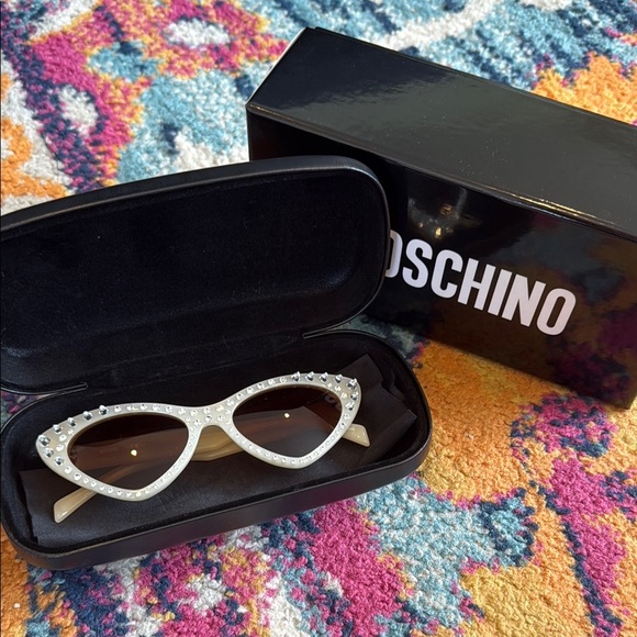 Moschino White and Black Cat-Eye Sunglasses - Picture 5 of 8